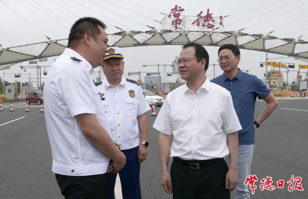 在常德东(芦荻山)高速收费站督导交通保畅工作