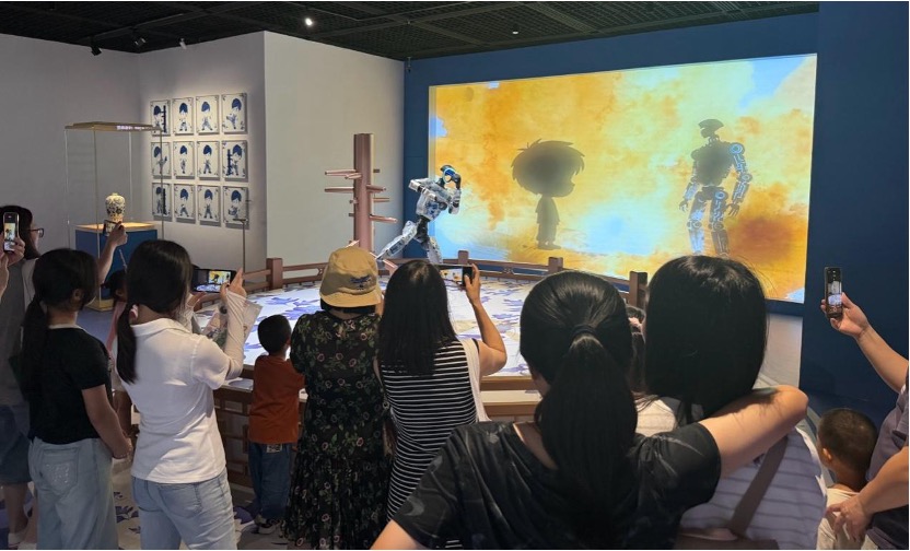 宇树科技机器人在表演咏春拳 图片来源:财联社记者/摄
