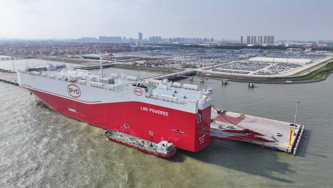 江苏太仓港：超大型LNG双燃料汽车运输船顺利首航