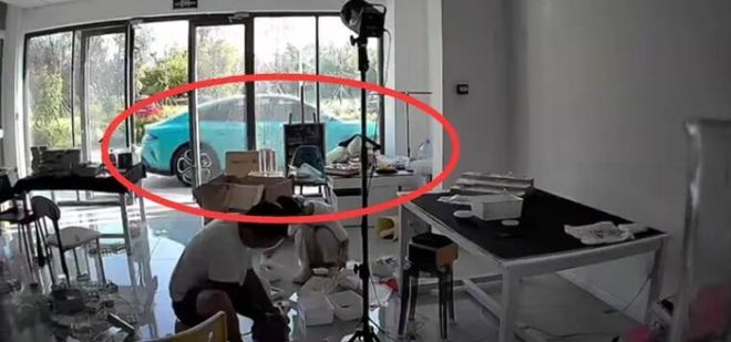离奇!小米汽车突然自己开走了,车主曝光全程视频否认“误触手机致车启动”
