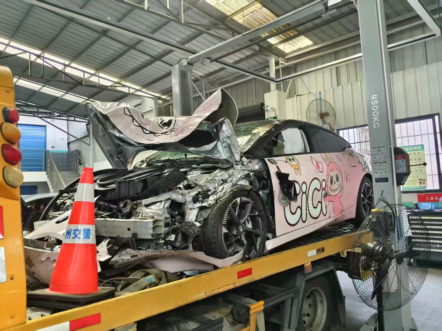 昊铂GT疑似“智驾”失效：高速追尾工程车