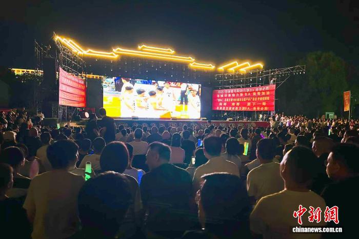 國慶假期，民眾在第二觀賽點觀看「浙BA」比賽。周翔 攝