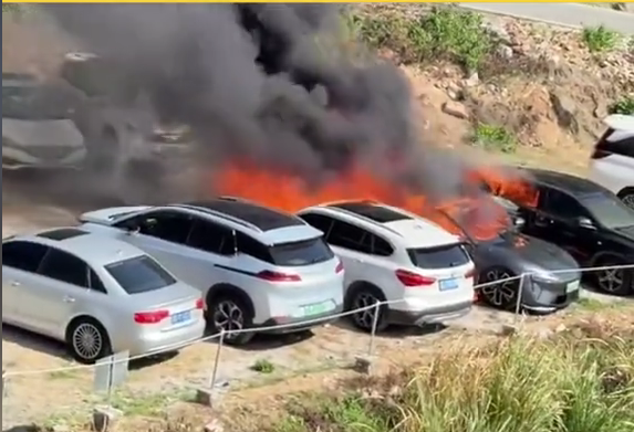 阿维塔06起火引燃7辆车 官方回应：正在调查 具体原因还在核实当中