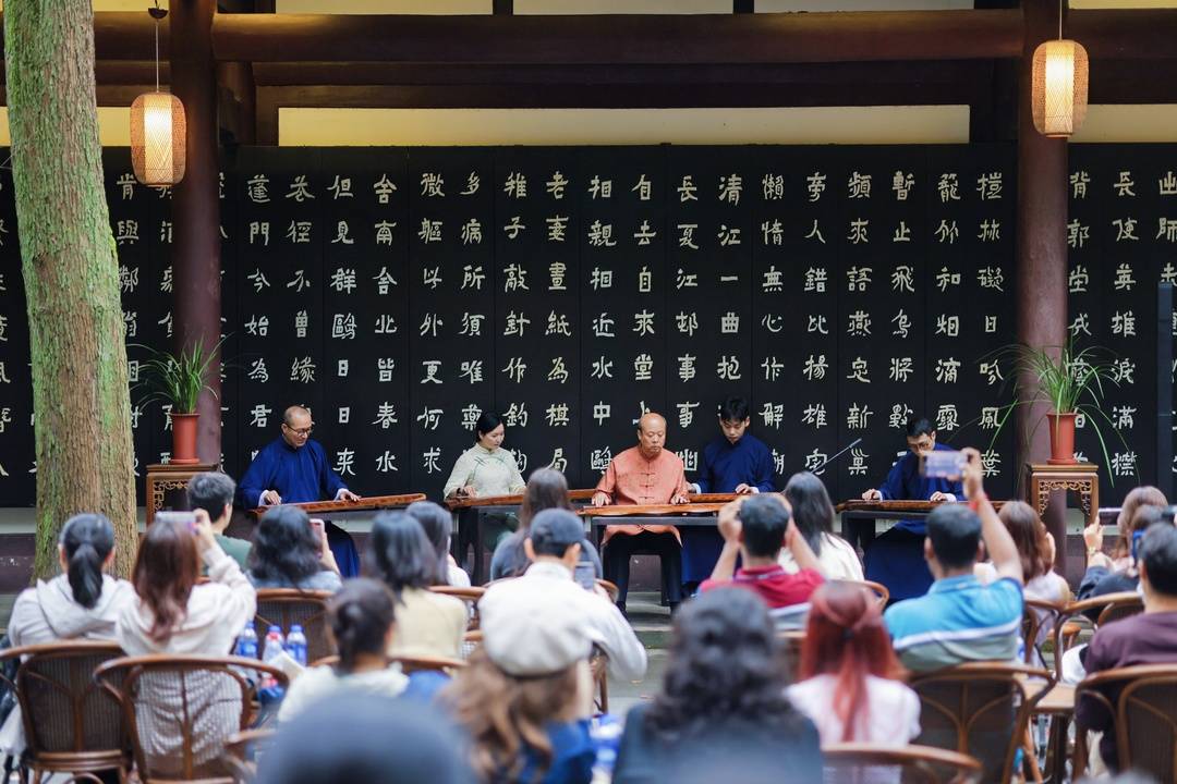 杜甫草堂中遊客坐聽琴聲