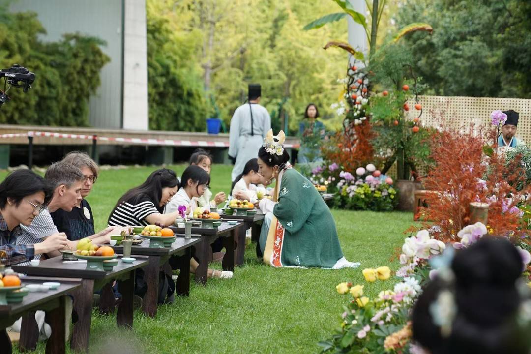 金沙遺址博物館中遊客體驗桑治代雅集