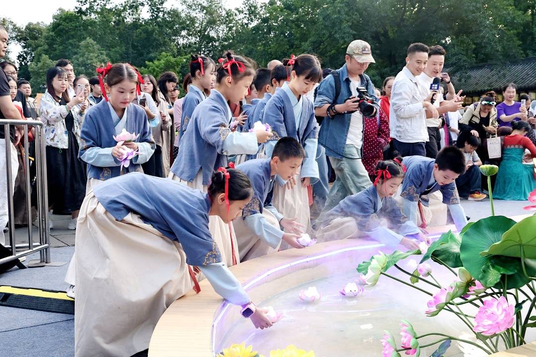 成都武侯祠中的孩子們在放花燈