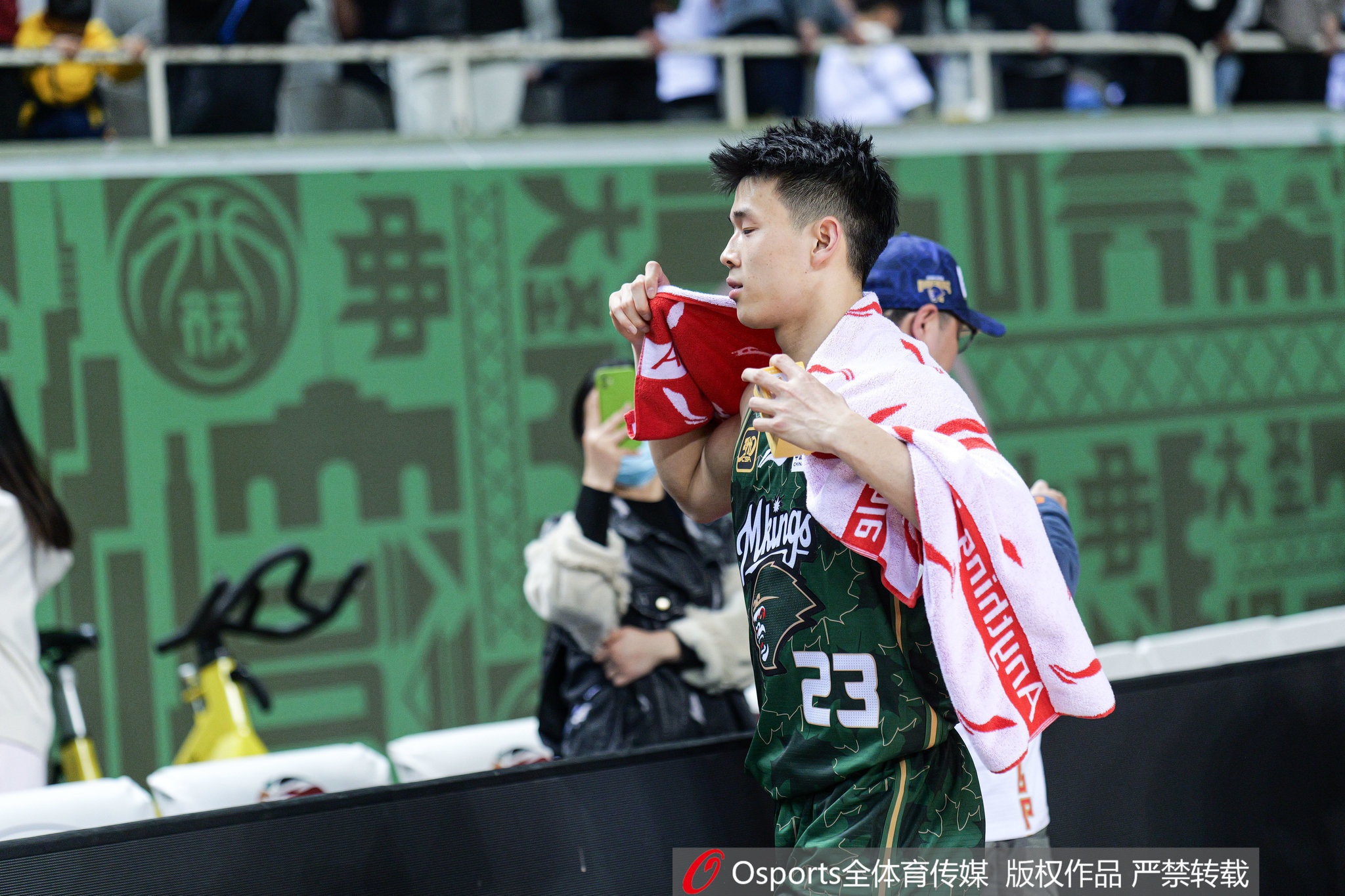 林葳：对林书豪更多是一种崇拜的形式 会去学习他的一些打球方式