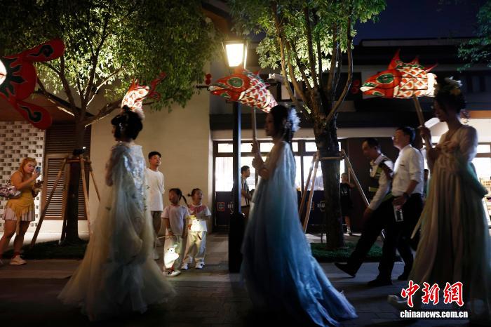 10月6日晚，中秋節，一場非遺魚燈巡遊在上海蟠龍天地上演。圖為民眾觀看巡遊。中新社記者 殷立勤 攝 