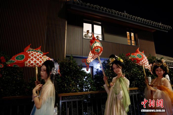 10月6日晚，中秋節，一場非遺魚燈巡遊在上海蟠龍天地上演。圖為民眾觀看巡遊。中新社記者 殷立勤 攝 