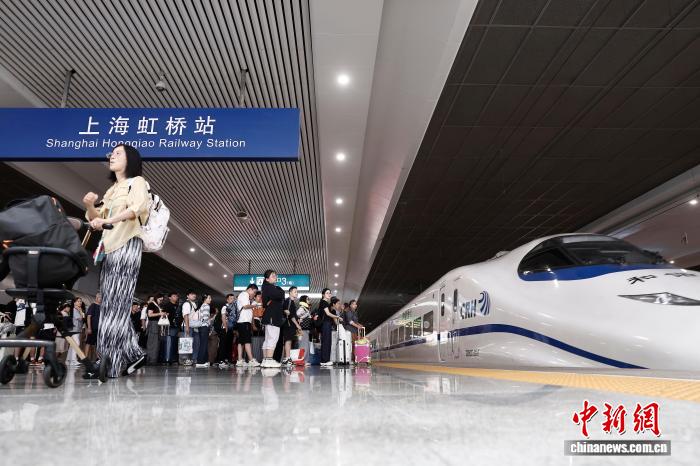 旅客在鐵路上海虹橋站站台上，等待高鐵列車的到來。中新網記者 殷立勤 攝