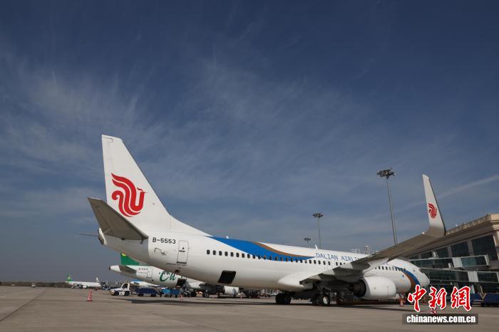 哈爾濱機場停機坪 仇建 攝