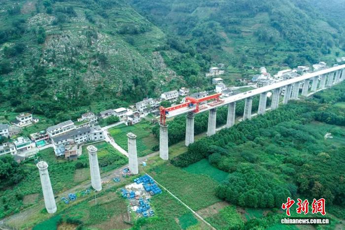 渝昆高鐵7標塘壩特大橋架樑施工現場。中鐵八局供圖