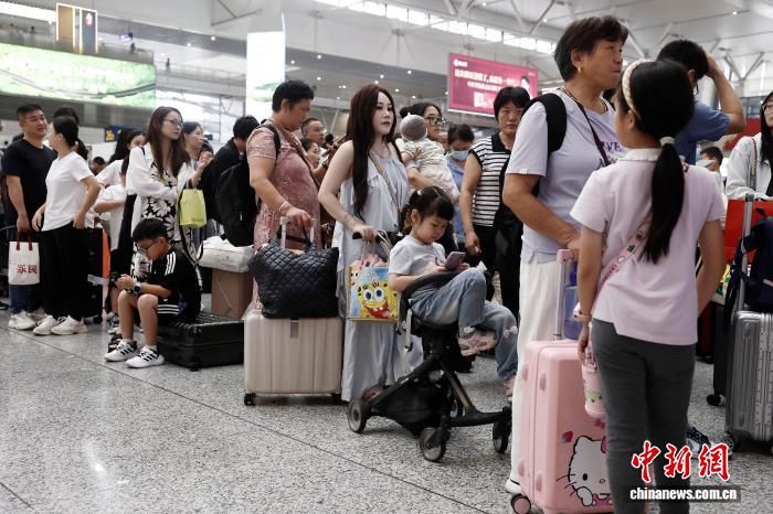 旅客在鐵路上海虹橋站等待驗票上車。中新網記者 殷立勤 攝