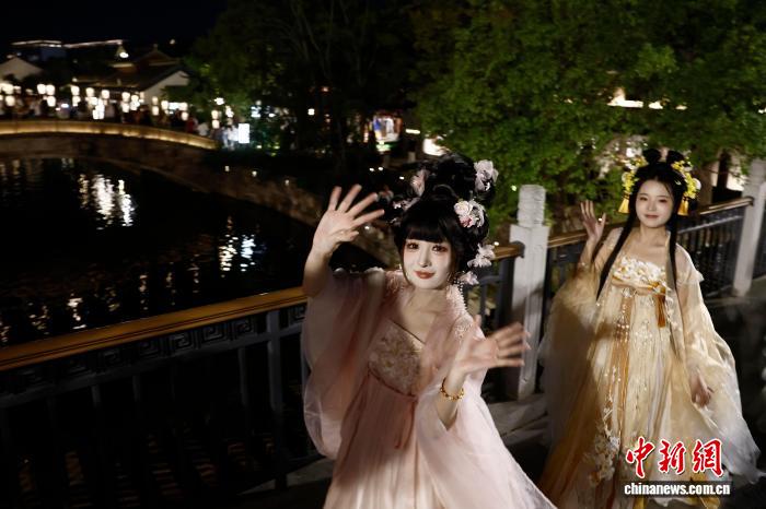 10月6日晚，中秋節，一場非遺魚燈巡遊在上海蟠龍天地上演。圖為身穿漢服的表演者巡遊街頭。中新社記者 殷立勤 攝 