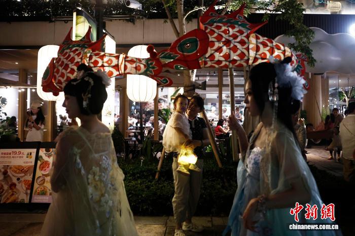 10月6日晚，中秋節，一場非遺魚燈巡遊在上海蟠龍天地上演。圖為民眾觀看巡遊。中新社記者 殷立勤 攝 