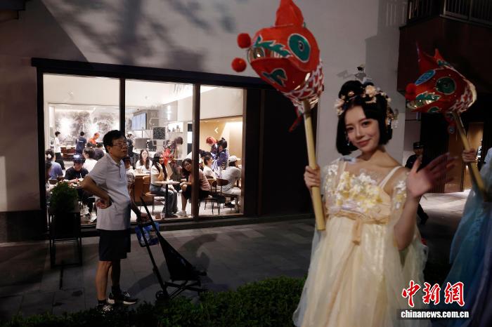 10月6日晚，中秋節，一場非遺魚燈巡遊在上海蟠龍天地上演。圖為市民觀看巡遊。中新社記者 殷立勤 攝 