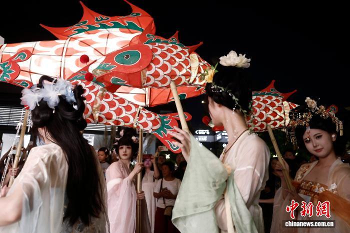 10月6日晚，中秋節，一場非遺魚燈巡遊在上海蟠龍天地上演。圖為身穿漢服的表演者舉著魚燈巡遊。中新社記者 殷立勤 攝 