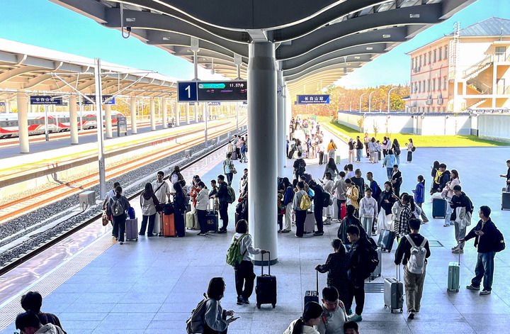 10月3日，旅客在沈白高铁长白山站准备乘车。新华社发