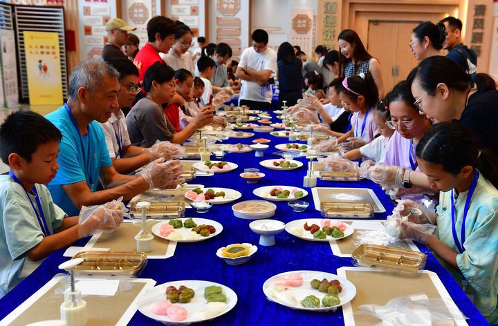 10月6日，在江苏省江阴市新时代文明实践中心，小朋友和家长一起制作月饼。新华社发（还月亮摄）