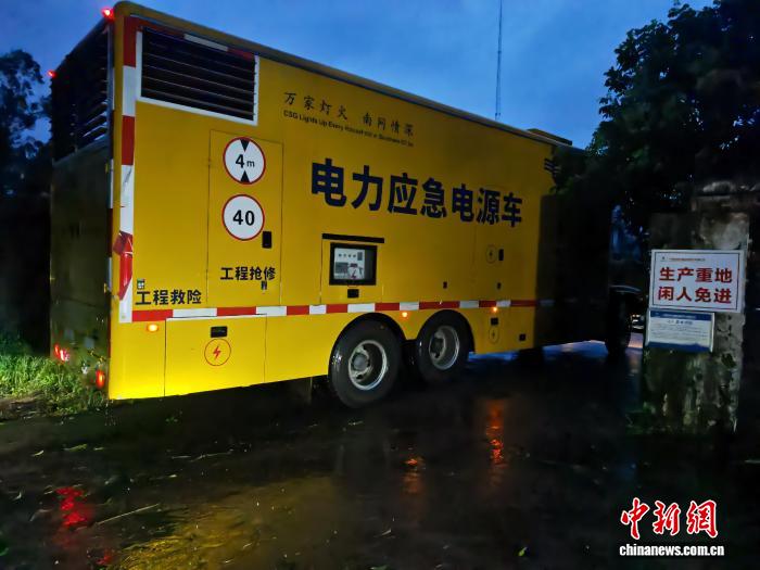 10月6日淩晨4時，廣西欽州供電局按照「先複電後搶修」原則，及時恢復水廠加壓站供電，避免區域供水中斷。廣西電網公司 供圖