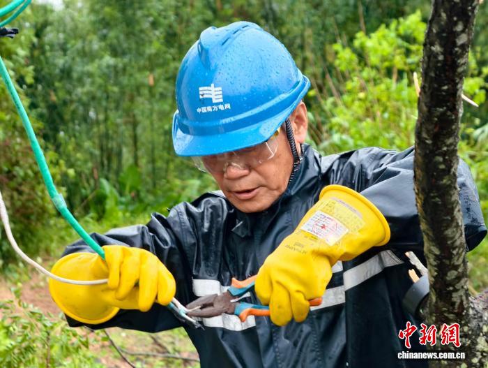 10月6日，防城港防城供電局工作人員接到一宿舍斷電信息後，迅速架設臨時線路恢復照明。鄭菊 攝
