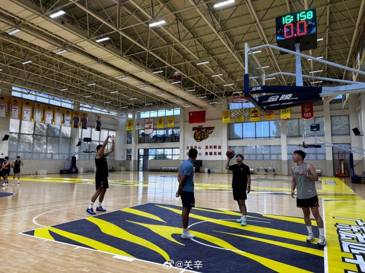 媒体人晒探班广东全运男篮图片 赵睿穿北京T恤和胡明轩崔永熙同框