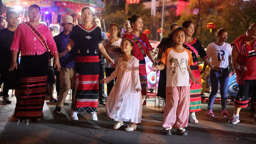 篝火打跳狂歡夜現場（10月5日攝）。