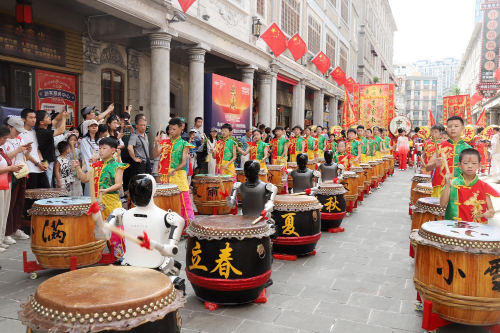 10月6日，在广东省汕头市小公园景区，机器人与演艺人员共同演出鼓舞《二十四节令鼓》。新华社发（姚军摄）