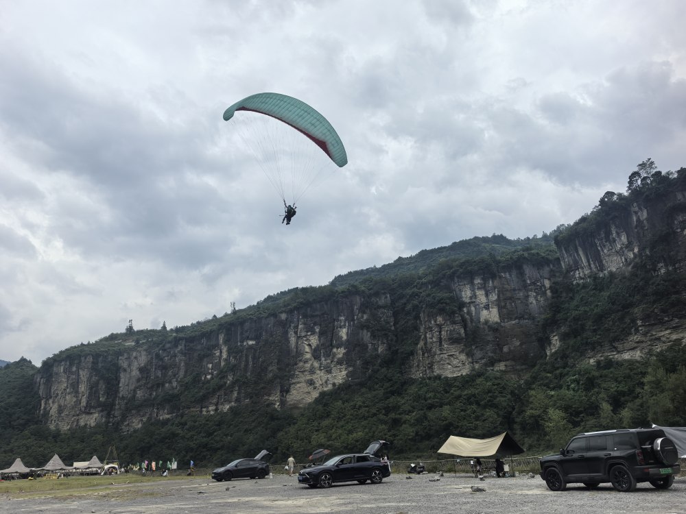 ▲10月4日，南川區頭渡鎮金山湖畔露營基地，市民遊客體驗滑翔傘。記者 邱小雅 攝