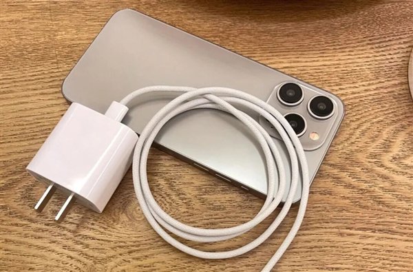苹果用什么充电头充电快 8b80-6690fb879d4489ede311a57ed21341bc.jpg