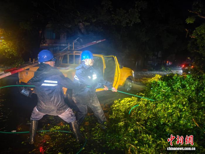 颱風過境後，供電部門隨即開展線路巡視，清理路面掉落導線。呂潔敏 攝