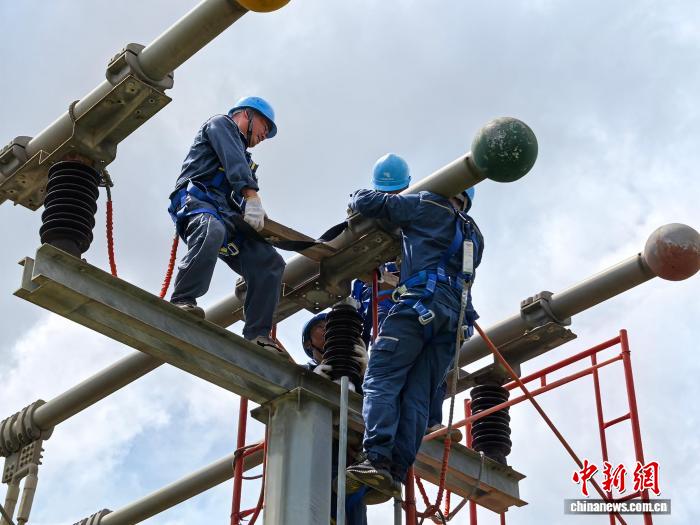 對500千伏港城變電站35千伏2M母線支柱絕緣子進行修復處理。陳文裕 攝