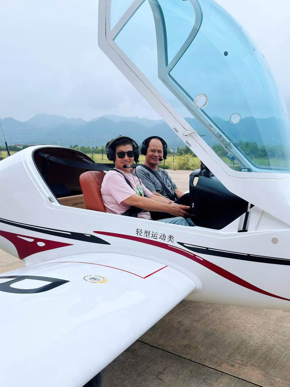 ▲位於兩江新區的重慶龍興通用機場內，市民遊客在進行低空飛行體驗。（受訪者供圖）