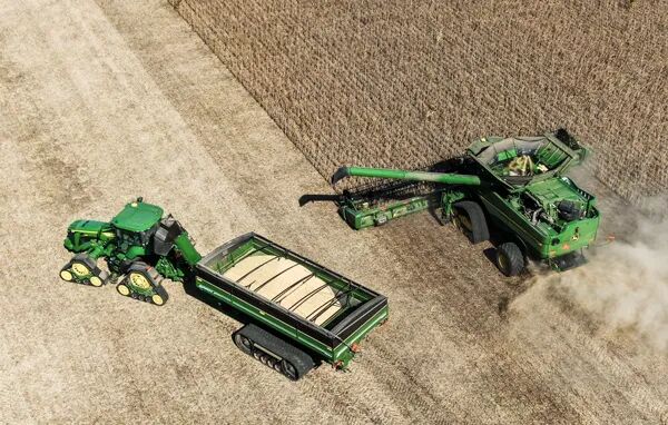 美国威斯康星州沃尔沃斯,田间正在收割的大豆。