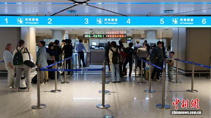 2025年國慶中秋假期，哈爾濱太平國際機場口岸出入境外籍旅客同比增66.5%。孫中大 攝