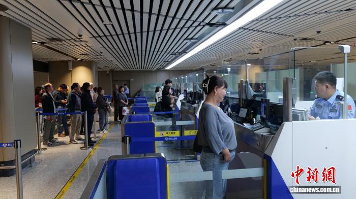 出入境旅客在哈爾濱太平國際機場口岸排隊辦理通關手續。孫中大 攝