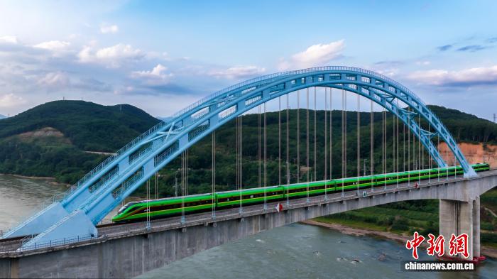10月7日，一列動車組列車行駛在中老鐵路上。殷學合 攝