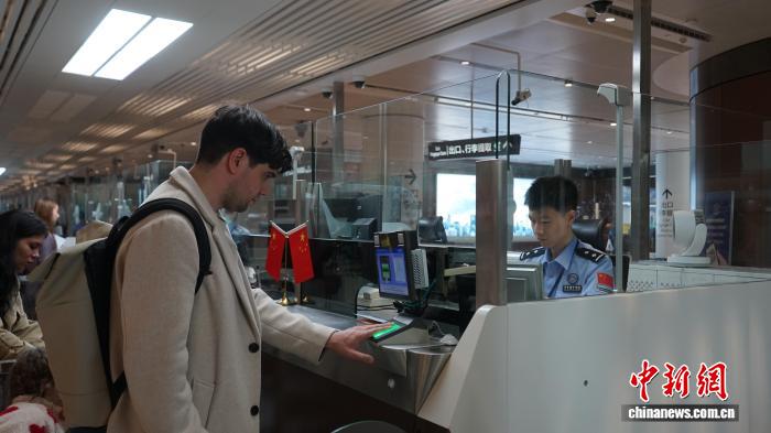 10月1日至8日，北京大興機場邊檢站共辦理出入境人員13.7萬餘人次，同比增長約21.8%。北京大興機場邊檢站供圖