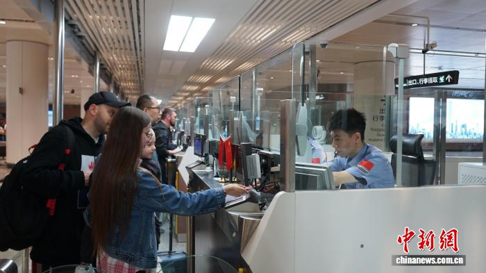 10月1日至8日，北京大興機場邊檢站共辦理出入境人員13.7萬餘人次，同比增長約21.8%。北京大興機場邊檢站供圖