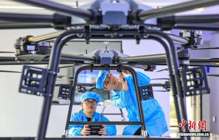 裝配調試人員正在為多旋翼大載重長航時無人機進行總裝總調。(資料圖)王文生 攝