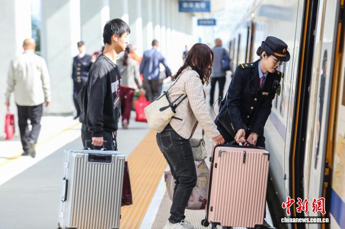 旅客有序乘車。孫任馳 攝