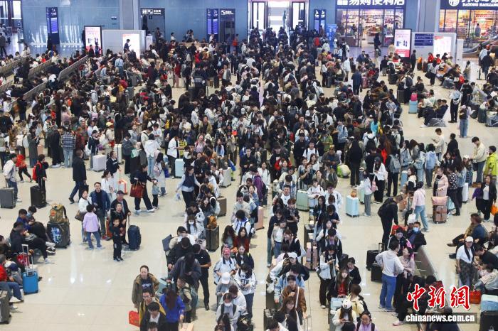 國慶中秋假期 國鐵太原局單日旅客發送量再創歷史新高。孫任馳 攝