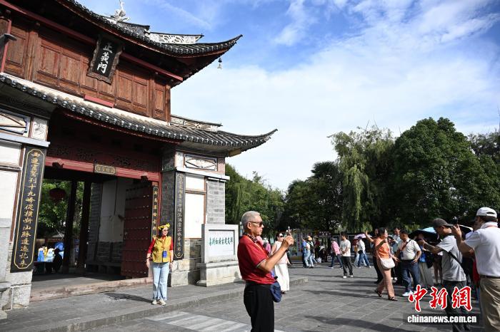 9月10日，遊客在雲南大理喜洲古鎮遊覽。李嘉嫻 攝