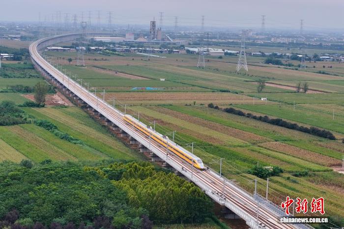 圖為DJ502次綜合檢測列車在西延高鐵進行全線拉通試驗。閆竹青 攝