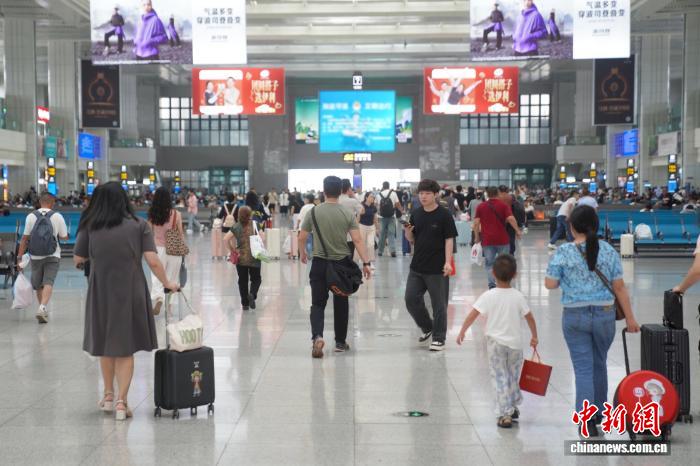 圖為重慶北站的旅客。汪亮 攝