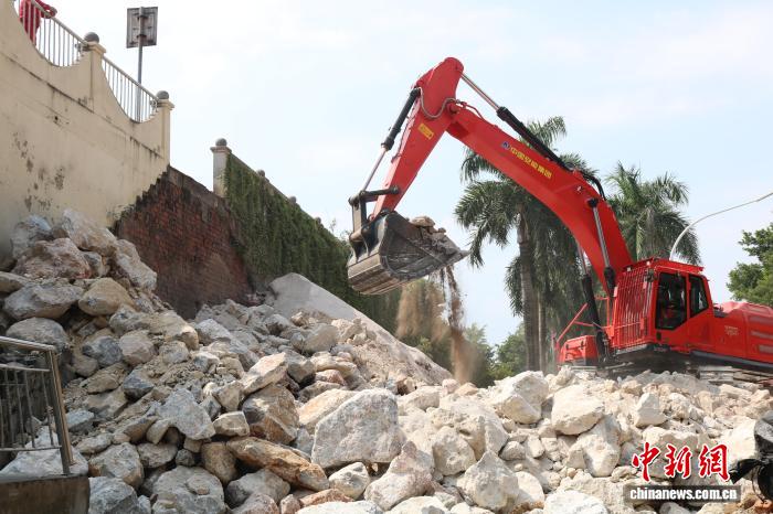 10月9日，工作人員操控大型機械作業，用石頭加固邕江堤防。陳秋霞 攝