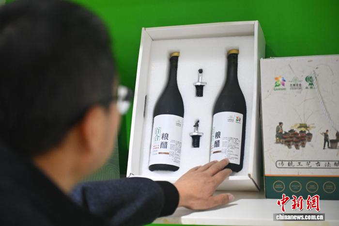 10月9日，在位於甘肅省蘭州市七里河區一百合產品銷售展廳內，顧客挑選百合產品。中新社記者 李亞龍 攝