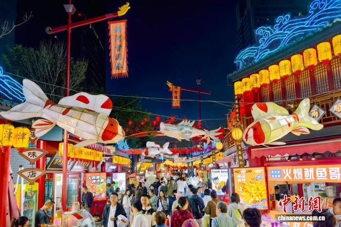 圖為10月6日晚，市民和遊客在天津潞河督運巷遊玩。記者 佟鬱 攝