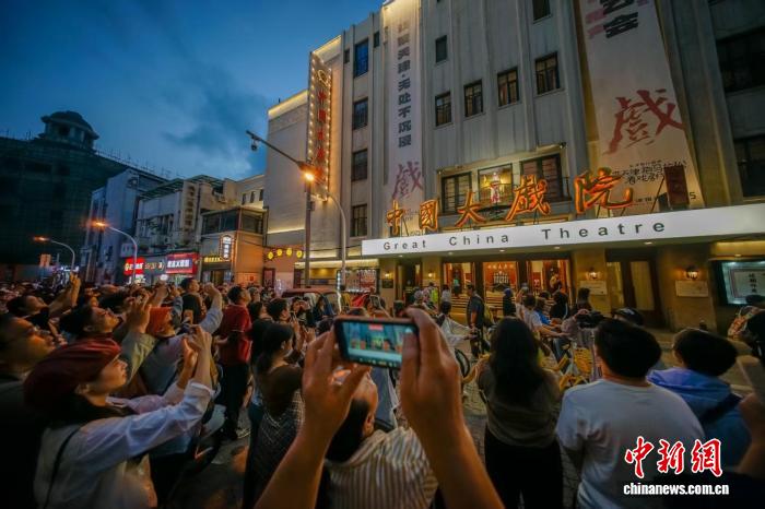 圖為10月3日晚，市民和遊客在位於天津和平區的中國大戲院觀看陽台戲劇快閃。記者 佟鬱 攝