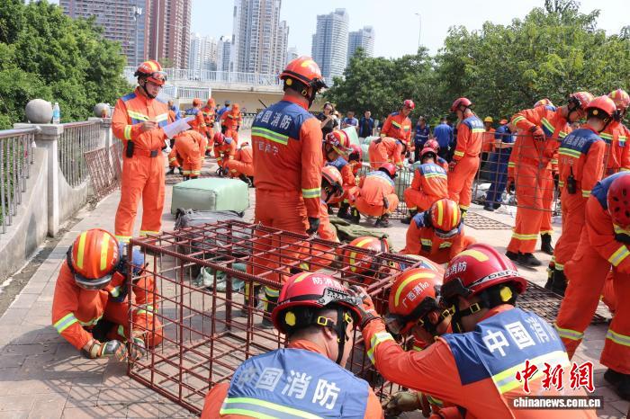 10月9日，消防人員製作防洪鐵籠。陳秋霞 攝